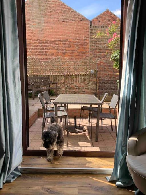 Award Winning Pet Friendly Paddock Cottage วิทบี ภายนอก รูปภาพ